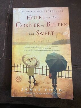 Hotel on the Corner of Bitter and Sweet by Jamie Ford - Paperback (Beige Cover)